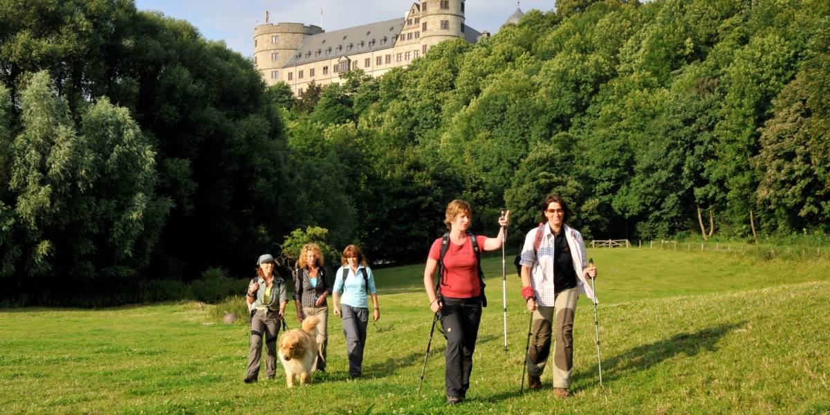 Wanderer vor der Kulisse der Wewelsburg © Touristikzentrale Paderborner Land / Reinhard Rohlf